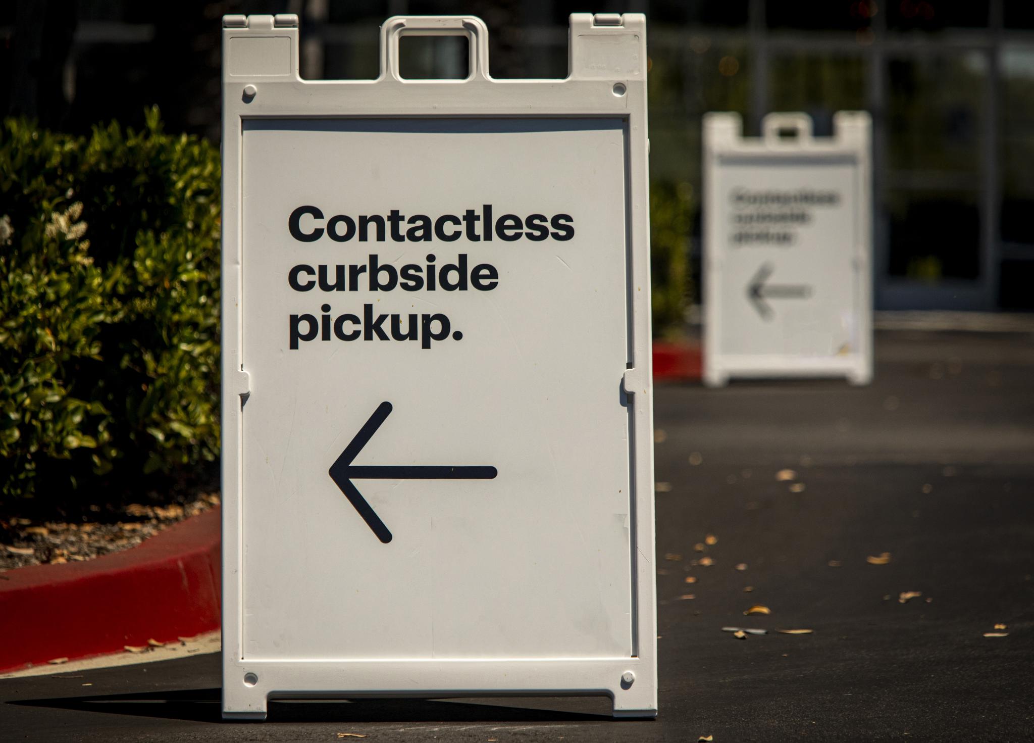 curbside pickup sign